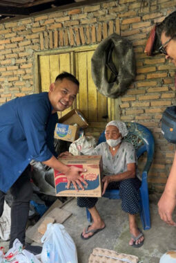 PERMEDSU Salurkan Bantuan kepada Nenek Emi, Sosok yang Viral Saat HUT RI ke-81